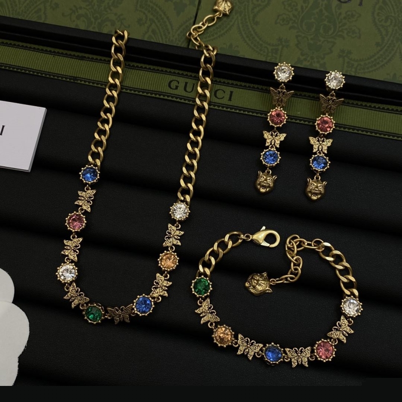 G*u*i necklaces